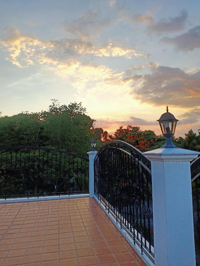 El Castillo Bed And Breakfast Angono エクステリア 写真